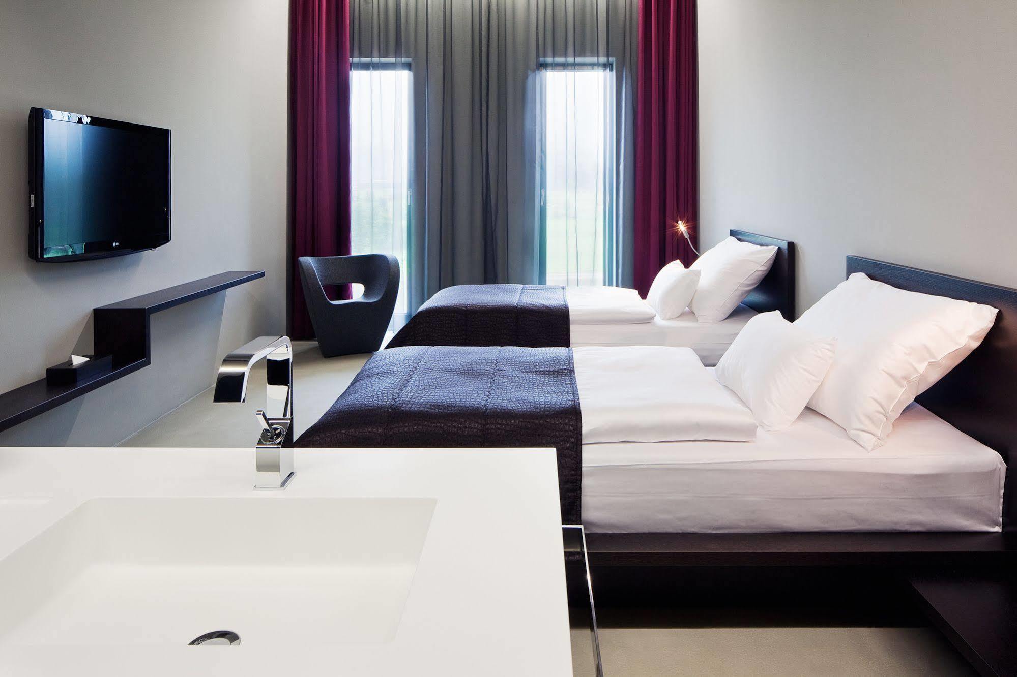 Miura Hotel Челадна Экстерьер фото